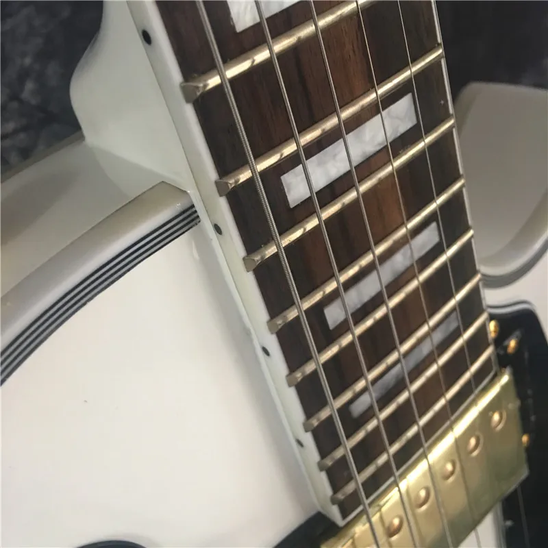 Custom shop raudonmedžio fingerboard. Elektrinė gitara aukso aparatūros, baltos spalvos, realios nuotraukos fotografavimas, nemokamas pristatymas