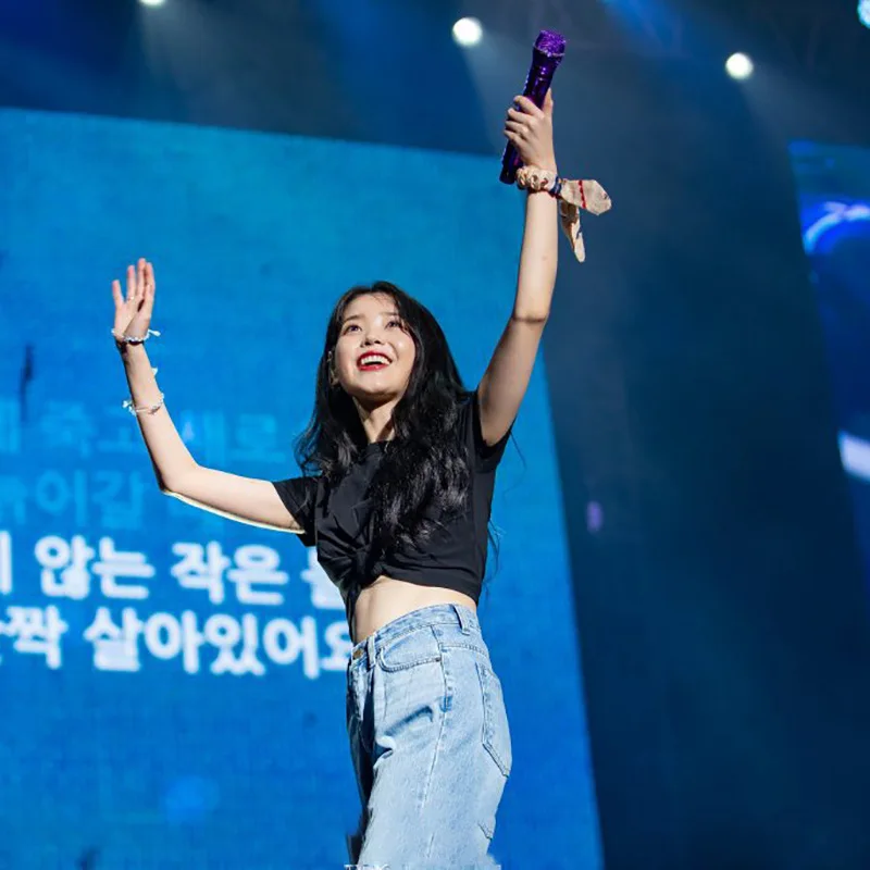 Kpop IU Lee Ji Eun koncertas pats Juodas trumpas hem surišami marškinėliai topai+mėlyna prarasti skylės Pločio kojų džinsai moterims atsitiktinis Dviejų dalių komplektas