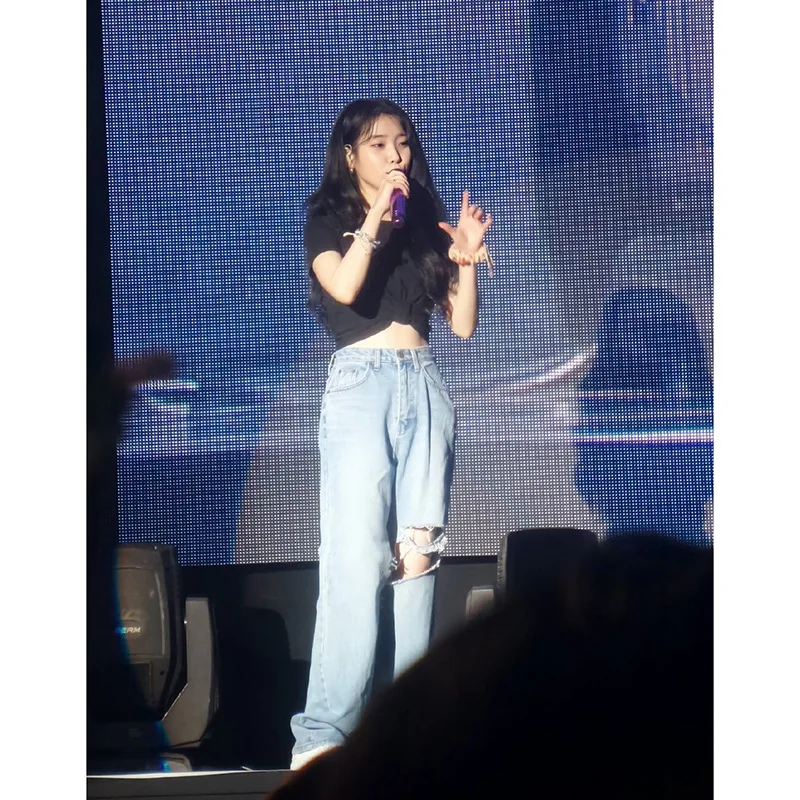 Kpop IU Lee Ji Eun koncertas pats Juodas trumpas hem surišami marškinėliai topai+mėlyna prarasti skylės Pločio kojų džinsai moterims atsitiktinis Dviejų dalių komplektas