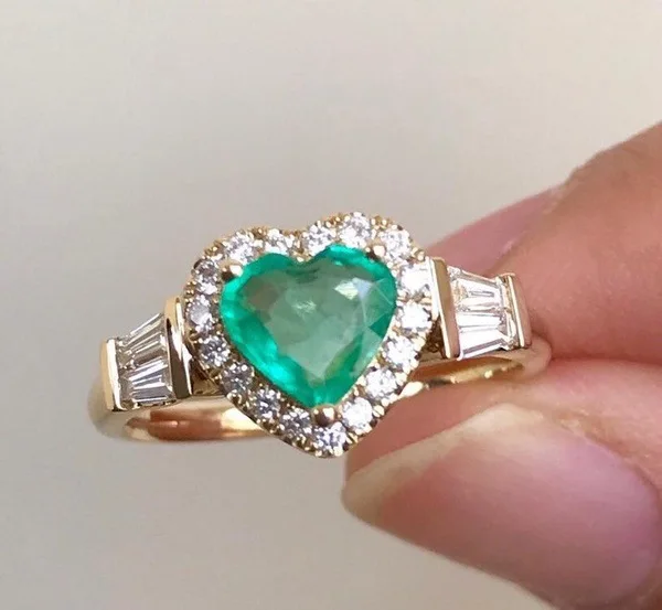 Prabangus smaragdas meilės žiedas širdelės formos moterų Europos ir Amerikos geltono aukso spalvos sužadėtuvių žiedas šalis