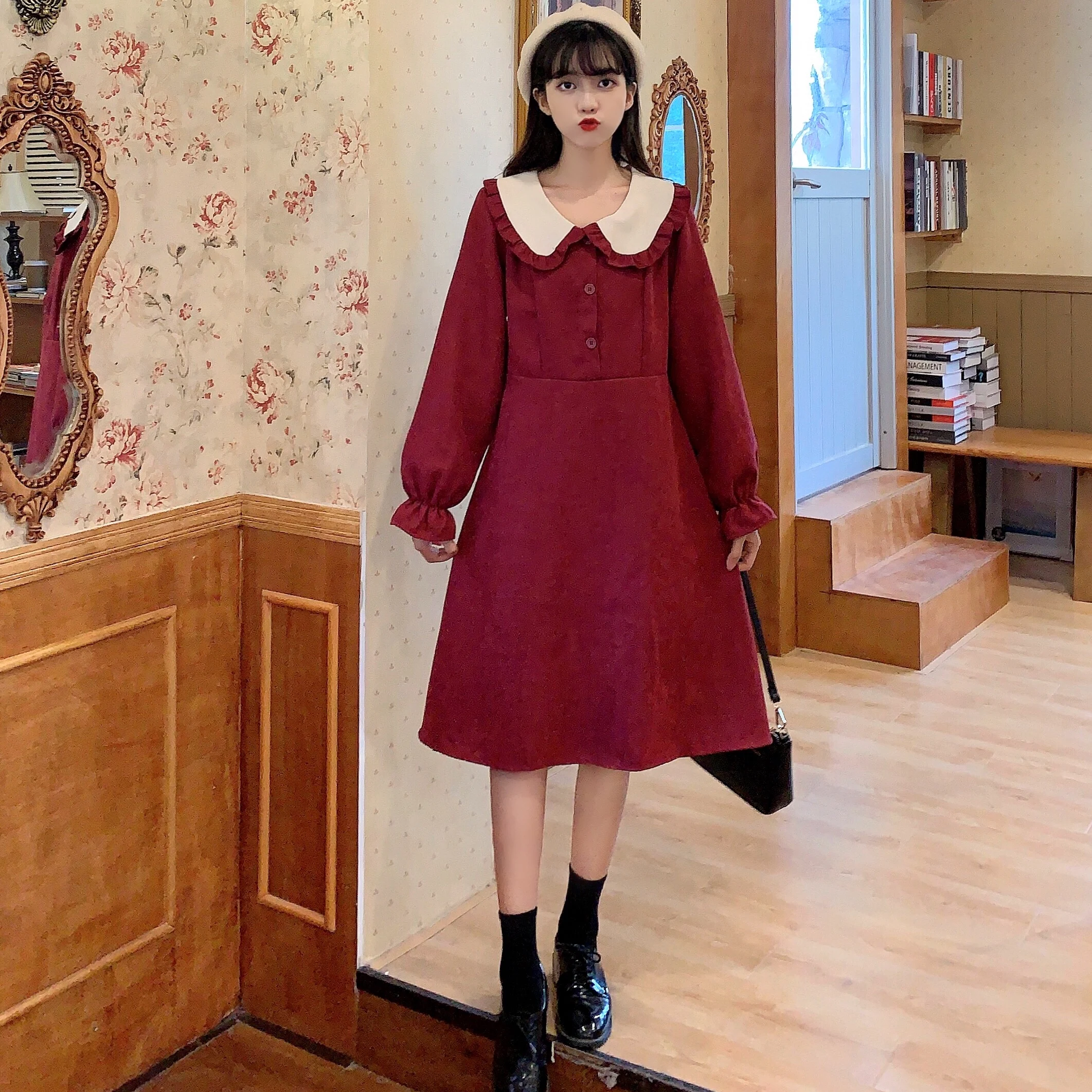 Prancūzijos Retro suknelė moteriška rudens-žiemos prarasti aukšto juosmens lieknėjimo lėlės apykaklės vientisos spalvos nėriniai-up temperamentas maža suknelė