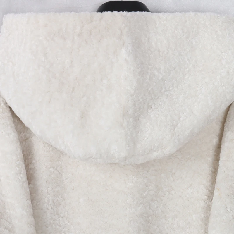 Nerazzurri Moterų minkštas šiltas rudenį mados 2020 m. Žiemos baltos ilgai karakul kailio paltas su gobtuvu, kišenėmis Elegantiškas dirbtiniais kailių paltai moterims
