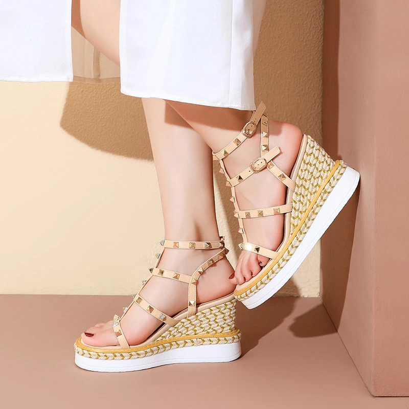 Odos pleišto sandalai 2020 m. vasarą naujų pasakų stiliaus storio apačios kniedės sandalai mados aukštakulnį Romos sandalai Z874