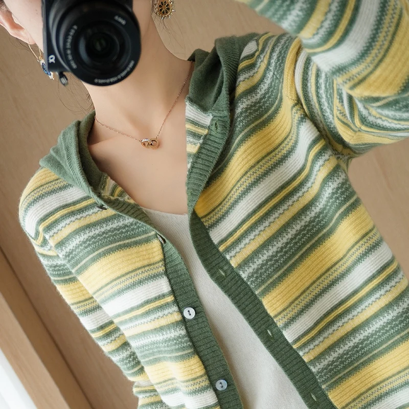 Rudenį ir žiemą naujas stilius grynos vilnos gobtuvu megztinis moterų ilgomis rankovėmis dryžuota megzta reguliariai kailis minkštas megztinis fashio
