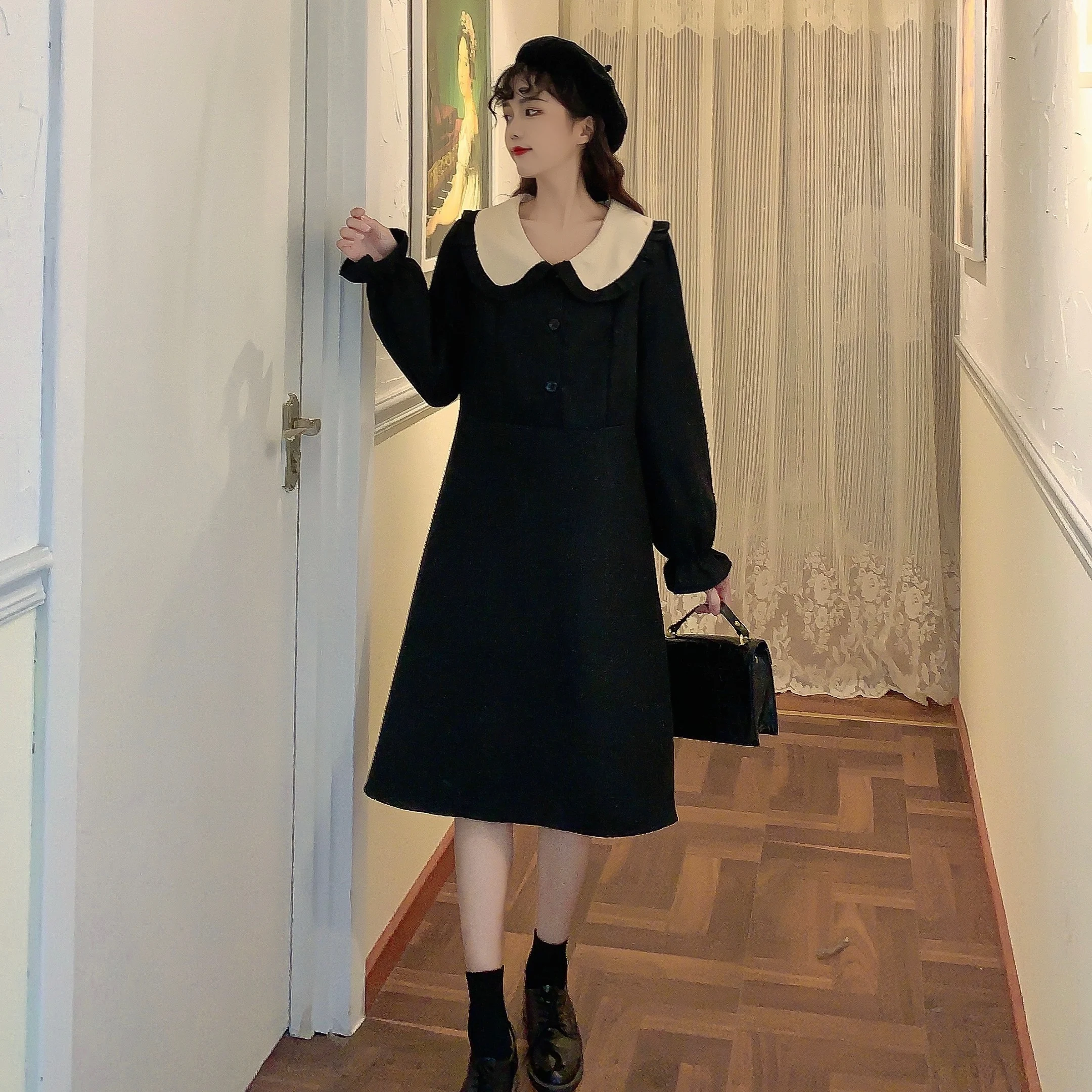 Prancūzijos Retro suknelė moteriška rudens-žiemos prarasti aukšto juosmens lieknėjimo lėlės apykaklės vientisos spalvos nėriniai-up temperamentas maža suknelė